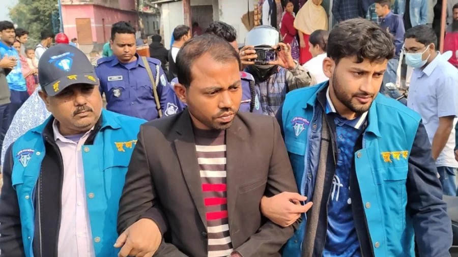 ঘুষ নেয়ার সময় পাসপোর্ট অফিসের কর্মকর্তা আটক